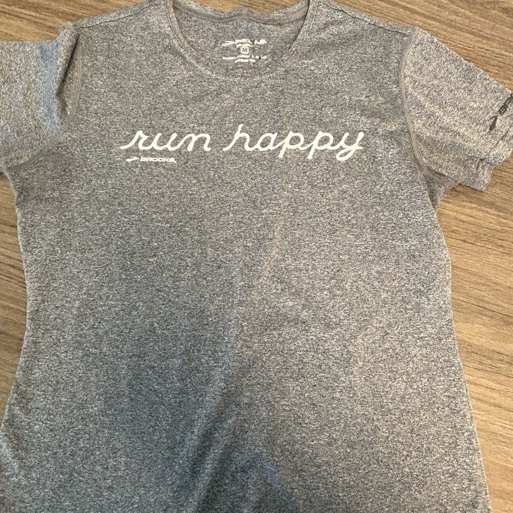 Brooks Run Happy lite tee